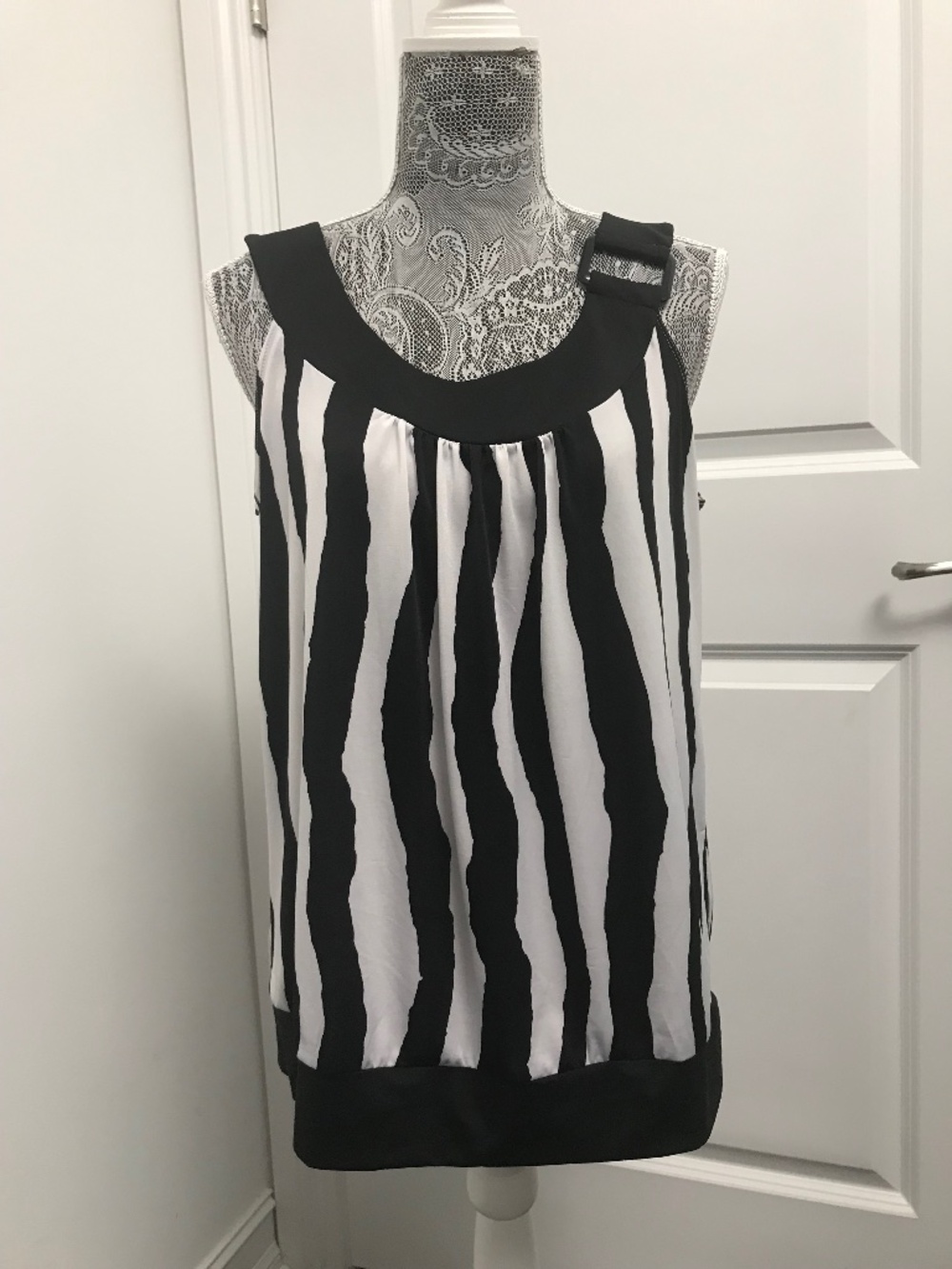 Essentials by Milano Black and White Vertical Stripe Sleeveless Tank Top, Size L